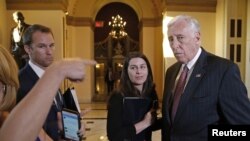 Dân biểu Steny Hoyer, phải, nói chuyện với các phóng viên sau 1 cuộc bỏ phiếu tại Điện Capitol, Washington, 27/2/2015.