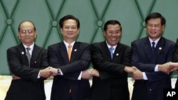 Prime Ministers, from left, Thein Sein of Myanmar, Nguyen Tan Dung of Vietnam, Hun Sen of Cambodia, and Bouasone Bouphavanh of Laos, shake hands during an opening ceremony of the 5th Cambodia, Laos, Myanmar and Vietnam summit in the Cambodia's Peace Palac