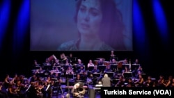 Eski Türk filmlerindeki eserlerin birçoğuna besteci olarak imza atan Cahit Berkay konserin solistiydi.