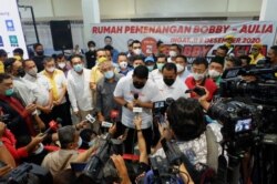 Calon Walikota Medan Bobby Nasution memberikan keterangan pers seusai pencoblosan dalam pilkada serentak 9 Desember. (VOA/Anugrah Andriansyah)