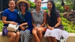 Từ trái sang phải: Ngô Lan Đình, mẹ Ngô Thái An, Stefanie (em gái út) và Danielle mặc váy trắng khi cả nhà đến thăm Danielle ở Hawaii hồi năm 2018