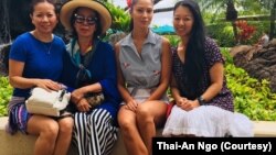 Từ trái sang phải: Ngô Lan Đình, mẹ Ngô Thái An, Stefanie (em gái út) và Danielle mặc váy trắng khi cả nhà đến thăm Danielle ở Hawaii hồi năm 2018
