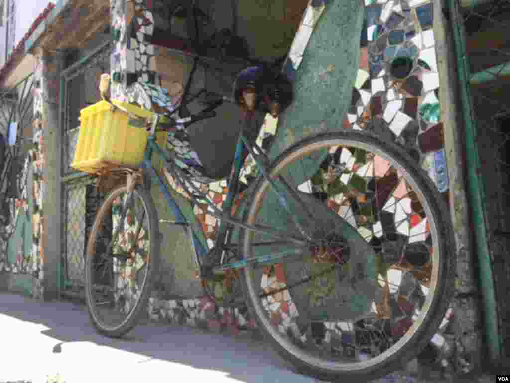 Street art and a reliable transportation method in Cuba, Aug. 13, 2015. (Celia Mendoza/VOA) 
