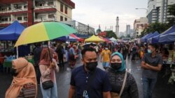 Warga berbelanja makanan pada bulan Ramadan di Kuala Lumpur (foto: ilustrasi). Malaysia mengalami penurunan drastis kebebasan pers pasca disahkannya UU berita palsu.
