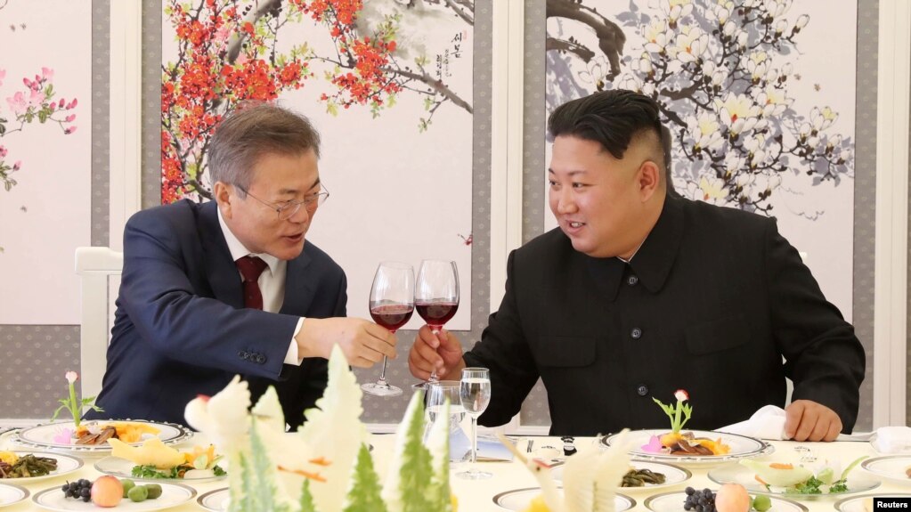 Tổng Thống Hàn Quốc, Moon Jae-in (trái) và lãnh tụ Triều Tiên, Kim Jong Un, tại Bắc Hàn, 20 tháng Chín, 2018.