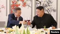 South Korean President Moon Jae-in makes a toast with North Korean leader Kim Jong Un during a luncheon at Samjiyon Guesthouse in Ryanggang province, North Korea, Sept. 20, 2018.
