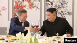Presiden Korea Selatan Moon Jae-in bersulang dengan pemimpin Korea Utara Kim Jong Un saat makan siang di Samjiyon Guesthouse di Provinsi Ryanggang, Korea Utara, 20 September 2018. (Foto: Reuters)