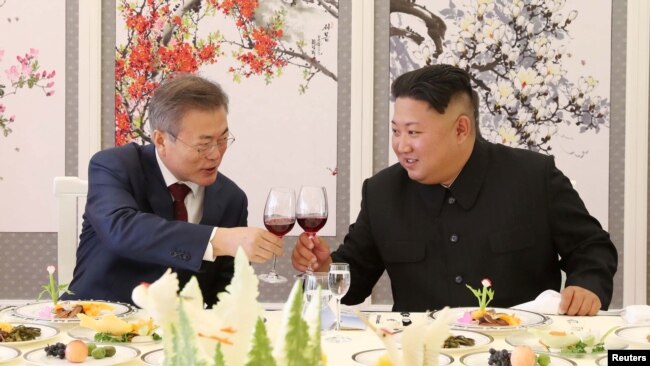 Tổng Thống Hàn Quốc, Moon Jae-in (trái) và lãnh tụ Triều Tiên, Kim Jong Un, tại Bắc Hàn, 20 tháng Chín, 2018.