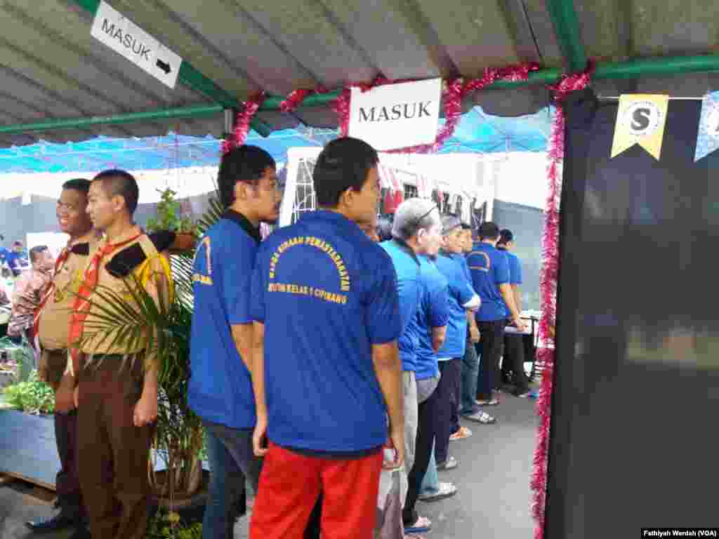 Warga binaan Rutan Cipinang antre untuk mencoblos dalam pemilihan legislatif dan pemilihan presiden 2019 di Rutan Cipinang, Jakarta Timur, 17 April 2019. (Foto: Fathiyah Wardah/VOA)