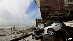 Rumah dan mobil warga di Queens, New York rusak akibat badai Sandy (5/11). Lebih dari 30 ribu rumah di New York porak-poranda akibat badai Sandy. 