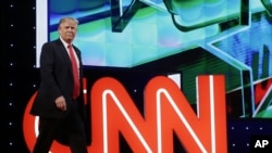 Le candidat républicain à la présidentielle, l'homme d'affaires Donald Trump entre dans la salle de débat pendant le débat présidentiel républicain parrainé par CNN.