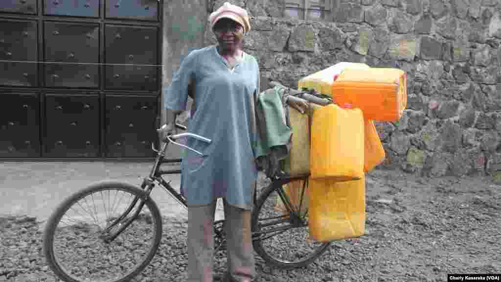 Cette dame livre à vélo l’eau qu’elle puise du lac Kivu