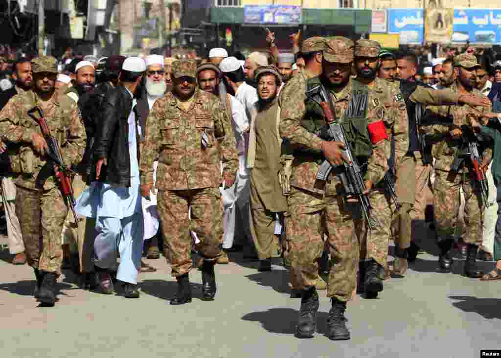 کرفیو کے خاتمے کے بعد راولپنڈی کے بعض علاقوں میں پیر کی صبح مشتعل مظاہرین سڑکوں پر نکل آئے۔