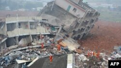 Para petugas penyelamat berusaha mencari korban dalam bencana tanah longsor di Shenzhen, China Minggu (20/12).