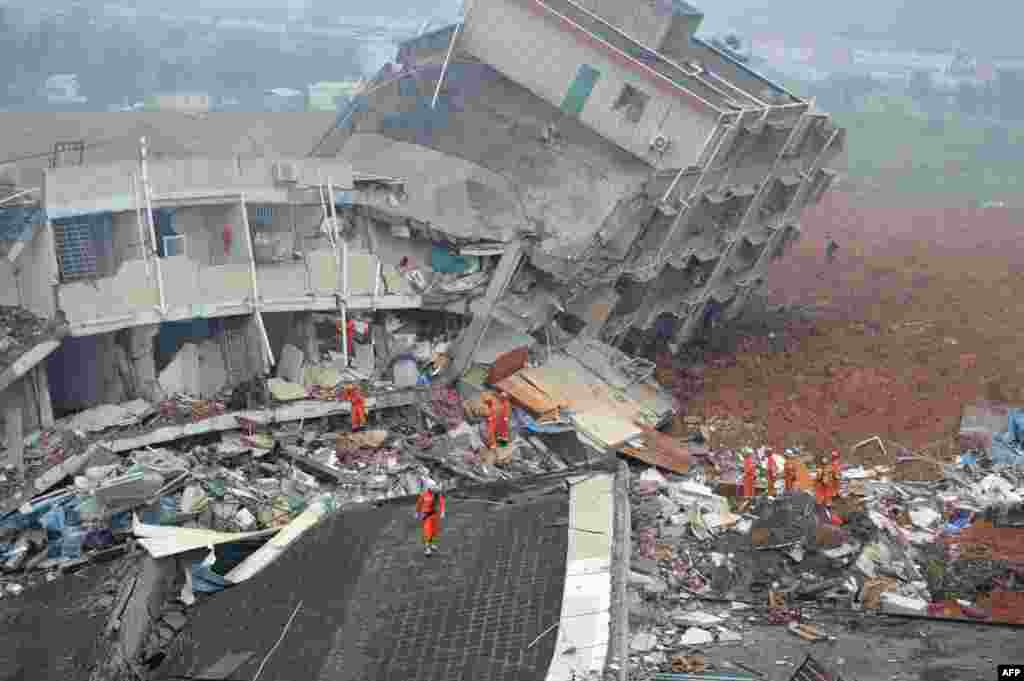 Rescuers look for survivors after a landslide hit an industrial park in Shenzhen, south China&#39;s Guangdong province.&nbsp;The landslide buried 22 buildings and left 59 people missing, state media reported.