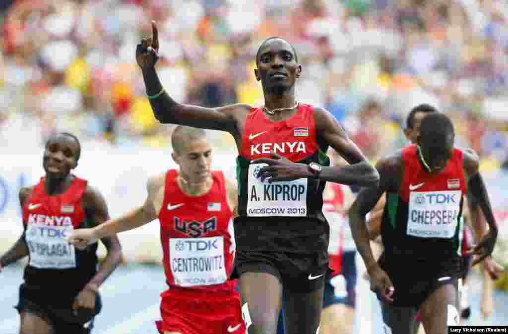 Asbel Kiprop (C) of Kenya celebrates his victory in the men's 1500 metres final of the IAAF World Athletics Championships at the Luzhniki stadium in Moscow August 18, 2013. REUTERS/Lucy Nicholson (RUSSIA - Tags: SPORT ATHLETICS TPX IMAGES OF THE DA