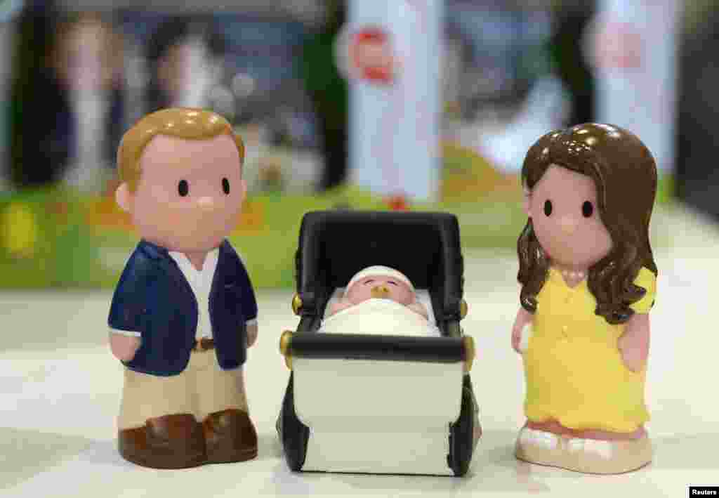 Boneka Pangeran William dan istrinya Catherine, Duchess of Cambridge, serta bayi mereka yang baru lahir, dijual di toko Mothercare di London (23/7). (AP/Paul Hackett)