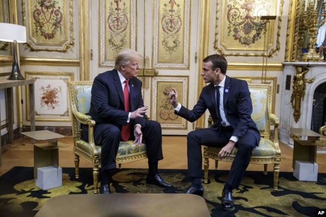 El presidente de EE.UU., Donald Trump y el presidente de Francia, Emmanuel Macron, reunidos en el Palacio del Eliseo, en París, Francia, el sábado 10 de noviembre de 2018.