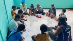 Anak-anak Papua belajar bersama guru relawan dari Gerakan Papua Mengajar. (Foto: Courtesy/Agus Kadepa GPM)