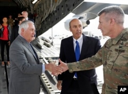 General Džon Niklson, komandat "Odlučne podrške", desno, pozdravlja državnog sekretara Reksa Tilersona, pored otpravnika poslova ambasade Hjuga Lorensa, u vojnoj bazi Bagram u Avganistanu, 23. oktobra 2017.