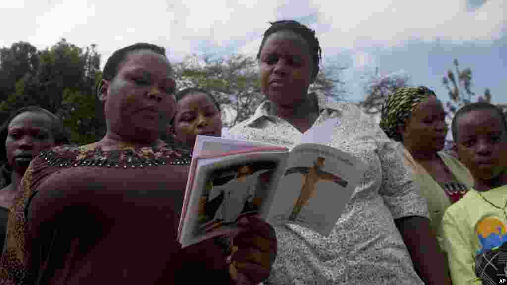 Waumini wa kikristo wakisoma dua karibu na kanisa kuu la Holy Family Basilica mjini Nairobi kuwaomnbea waathiriwa.