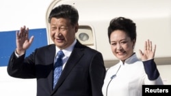 Chinese President Xi Jinping and first lady Peng Liyuan arrive at Paine Field in Everett, Washington, Sept. 22, 2015.