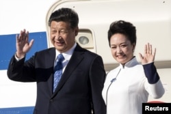 Chinese President Xi Jinping and first lady Peng Liyuan arrive at Paine Field in Everett, Washington, Sept. 22, 2015.