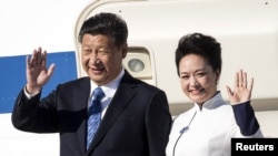 Chinese President Xi Jinping and first lady Peng Liyuan arrive at Paine Field in Everett, Washington, Sept. 22, 2015.