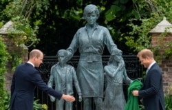 Pangeran William, Duke of Cambridge, dan Pangeran Harry, Duke of Sussex, saat peresmian patung ibu mereka Diana, Princess of Wales, di Taman Sunken di Istana Kensington, London, Inggris. (Foto: Reuters)