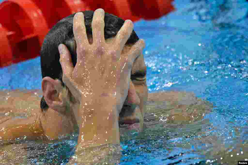 Reaksi perenang AS, Michael Phelps, setelah hanya berada di tempat ketiga dalam nomor 200 meter gaya kupu-kupu di Olimpiade London 2012 (30/7). 