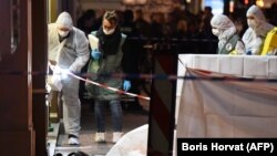 Des médecins légistes interviennent à côté du cadavre d'un homme qui a poignardé deux passants avant l'intervention des forces de l'ordre, dans le quartier de Canebière à Marseille, le 19 février 2019.