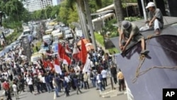 Demonstran melakukan protes di luar gedung Komisi Pemberantasan Korupsi (KPK) di Jakarta. (Foto: Dok)