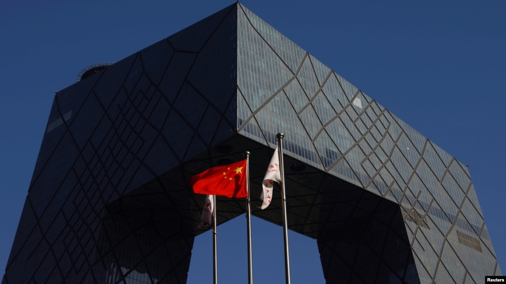 中共官媒央视在总部大楼外的中国国旗。（路透社 2021年2月5日）(photo:VOA)