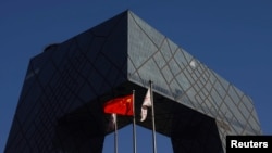 中共官媒央視在總部大樓外的中國國旗。（2021年2月5日）