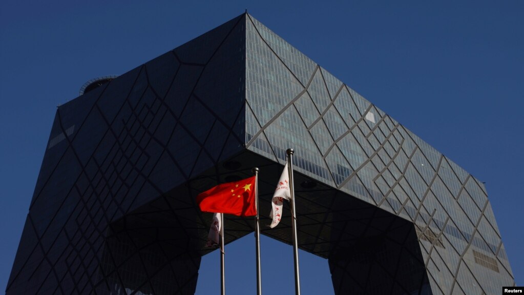 Tư liệu: Cờ Trung Quốc bay trên trụ sở của Mạng truyền hình toàn cầu Trung Quốc CCTV và kênh tiếng Anh CGTN, ở Bắc Kinh, Trung Quốc ngày 5/2/2021. REUTERS/Carlos Garcia Rawlins