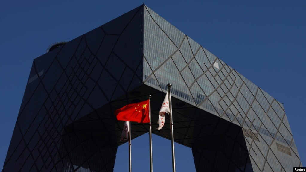 中共官媒央视在总部大楼外的中国国旗。（2021年2月5日）(photo:VOA)
