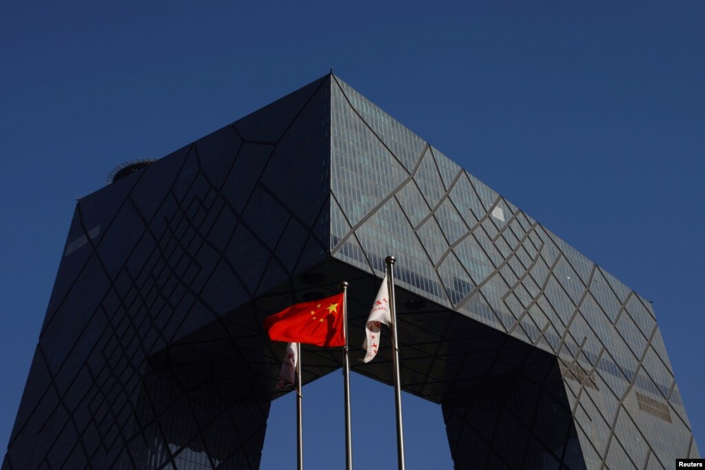 中共官媒央視在總部大樓外的中國國旗。（2021年2月5日）