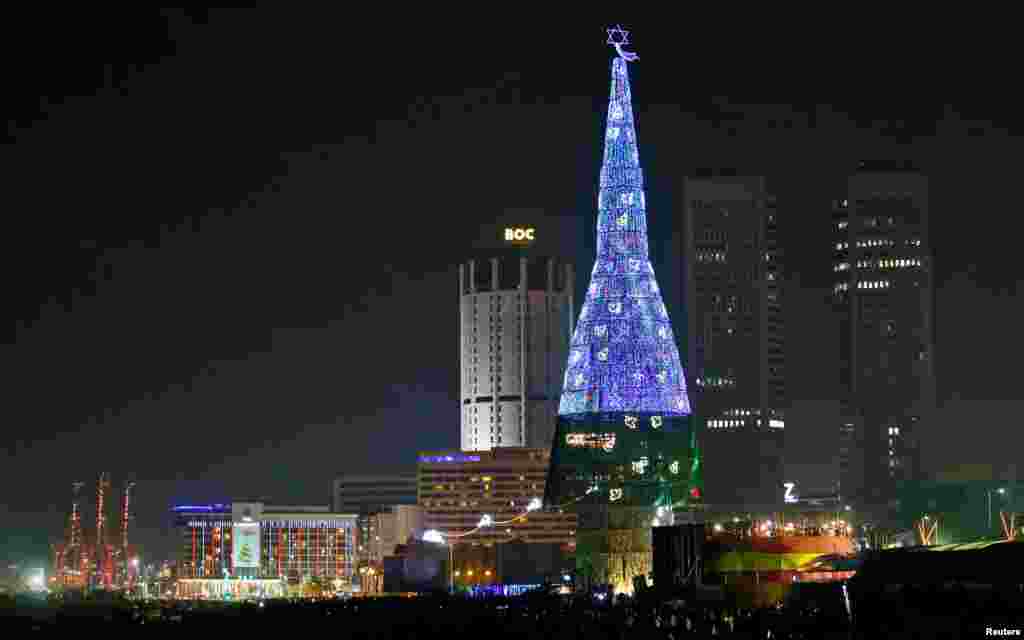 بلندترین درخت کریسمس مصنوعی در دنیا در کشور سری لانکا. این درخت ۷۳ متر ارتفاع دارد. 