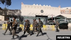 شبه نظامیان حوثی در مقابل ساختمان سفارت آمریکا در صنعا، پایتخت یمن - آرشیو