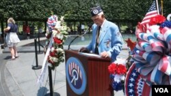 미국 워싱턴의 한국전 참전용사 기념공원에서 25일 참전용사가 미군 전사자들의 이름을 호명하고 있다.