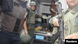 26일 교도소 폭동 중 부상자들을 이송하고 있는 베네수엘라 군인들.