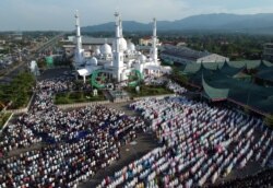 Masyarakat Minang melakukan salat Ied di masjid Baiturrahmah di Padang, Sumatra Barat tahun lalu (foto: ilustrasi). Masyarakat Sumbar memegang teguh falsafah 'Adat basandi syarak. Syarak basandi Kitabullah'.