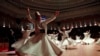 سفید عبائے، سیاہ جبے اور لمبے صافے والے درویش مولانا رومی کی 'شب عروس' پر ترکی میں جمع