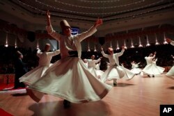 Para darwis berputar melakukan tarian ritual "Sema" di Konya, Turki.