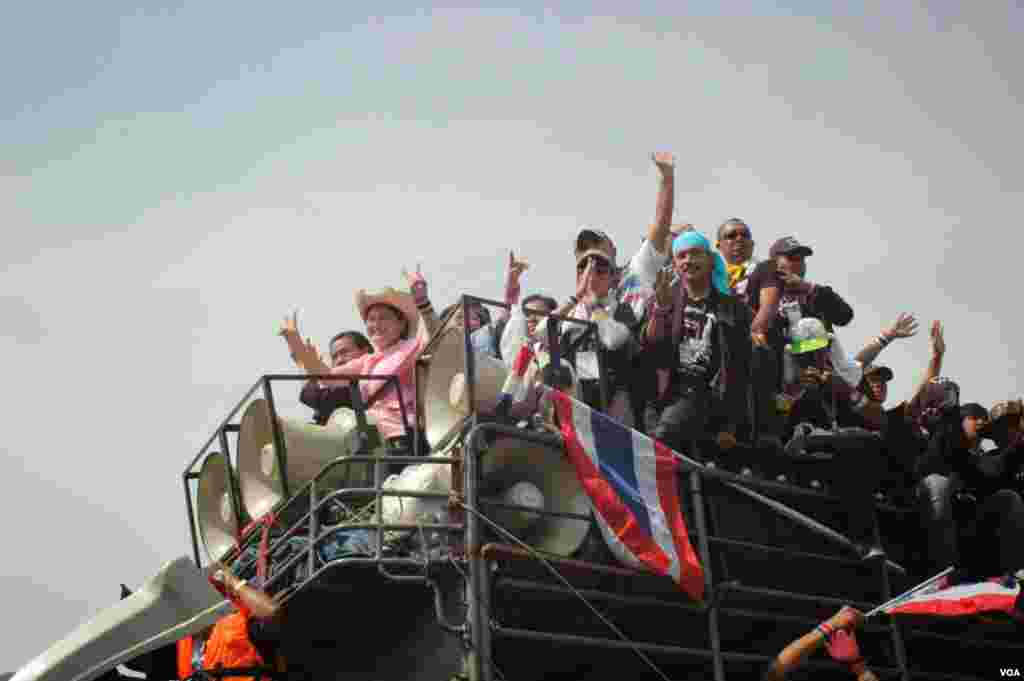 Anti-government protesters stand on a loudspeaker truck in Bangkok, Dec. 3, 2013. (Steve Herman/VOA)