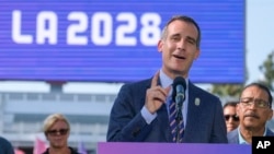에릭 가세티 미국 로스앤젤레스 시장이 31일 스터브허브센터에서 열린 기자회견에서 2028 하계 올림픽 유치 결정을 발표하고 있다.