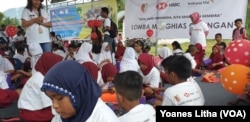 Para pelajar tingkat Sekolah Dasar ikut lomba menghias celengan dalam rangkaian kegiatan Hari Anak Nasional di Sigi, Sulawesi Tengah, 18 Juli 2019. (Foto: VOA / Yoanes Litha)