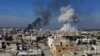 Halo de fumée sur la ville de Saraqib dans la partie orientale de la province d'Idlib, dans le nord-ouest de la Syrie, à la suite du bombardement des forces gouvernementales syriennes, le 27 février 2020. (Photo by Aref TAMMAWI / AFP)