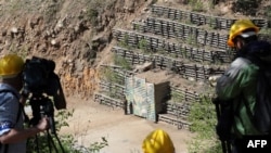 Foto yang dimabil pada 24 Mei 2018 ini menunjukkan pintu masuk menuju terowongan di fasilitas pengujian nuklir Punggye-ri di Korea Utara, sebelum fasilitas tersebut diledakan. (Foto: AFP/Dong-a Ilbo and News 1/STR) 