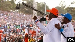 Mgombea urais wa muungano wa National Super Alliance, Raila Odinga, ahutubia wafuasi wake katika bustani za Uhuru Park mjini Nairobi mnamo siku ya Jumamosi. Alisema yuko tayari kuhika usukani wa Kenya na kwamba ameona dalili kubwa za ushindi.